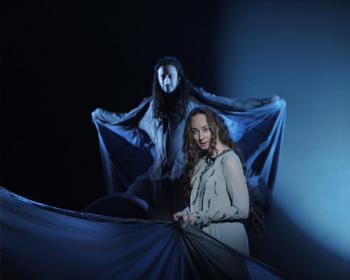 Где реальность встречается с фантазией: шекспировский лес на подмостках Мастерской.