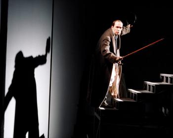 Жизнь, которая треснула по швам: гротескный портрет чиновника в тупике.