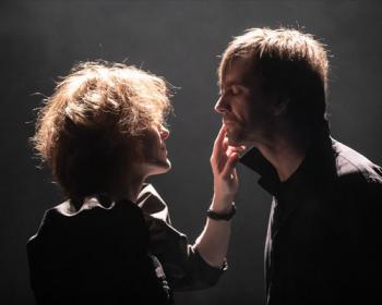 Когда звуки становятся видны: ирландская история о слепоте и прозрении на московской сцене.